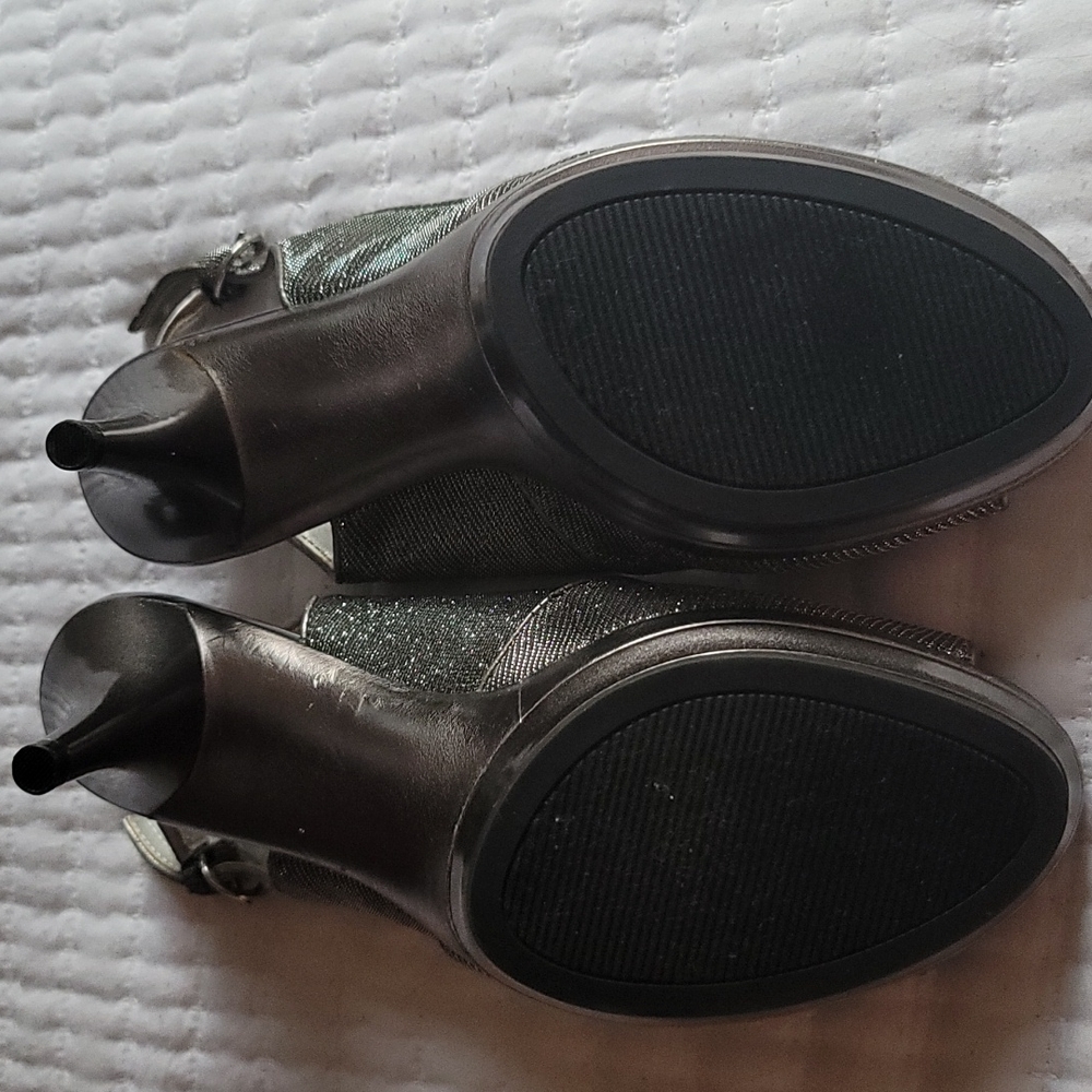 Heels - Picture 4 of 4